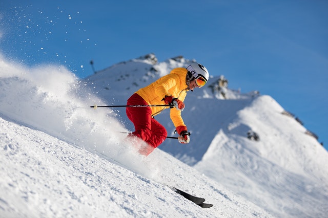 Jaki sprzęt przyda się w górach zimą? Narty skiturowe i rakiety śnieżne